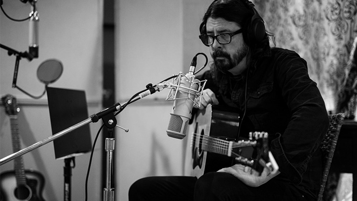 Dave Grohl recording guitar with the Lauten Audio Atlantis microphone