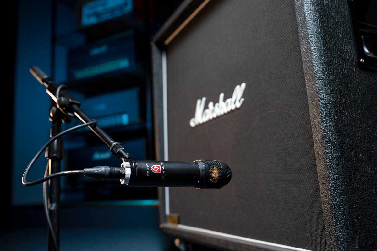 Lauten Audio LS-208 microphone in front of a Marshall guitar amplifier