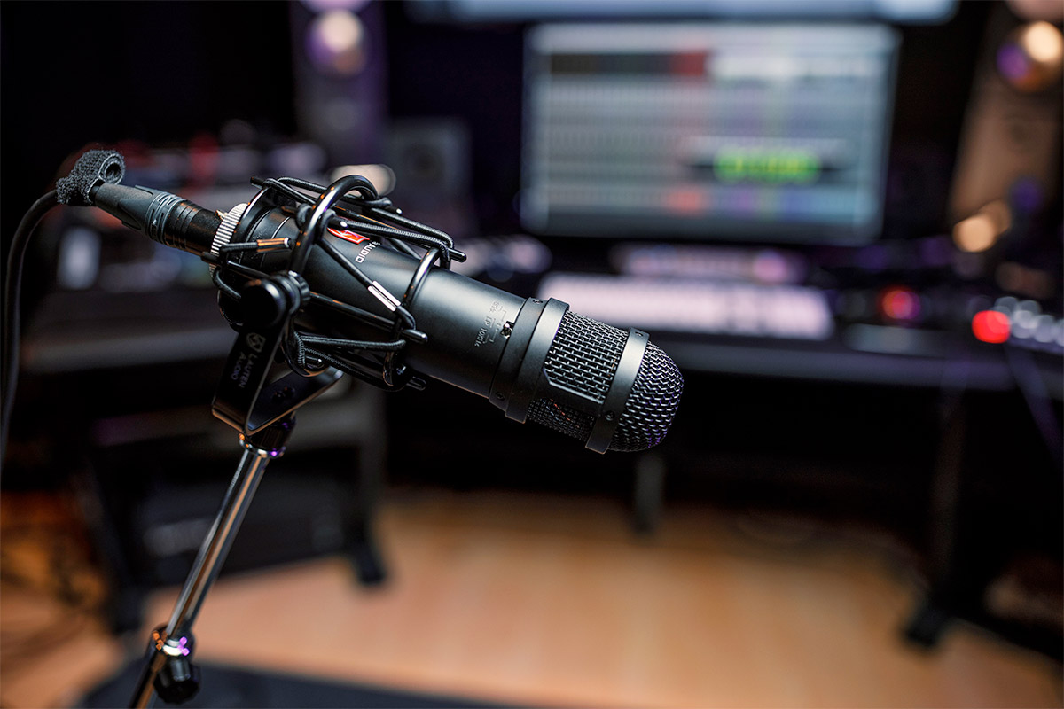 Lauten Audio LS-208 professional microphone in a recording studio