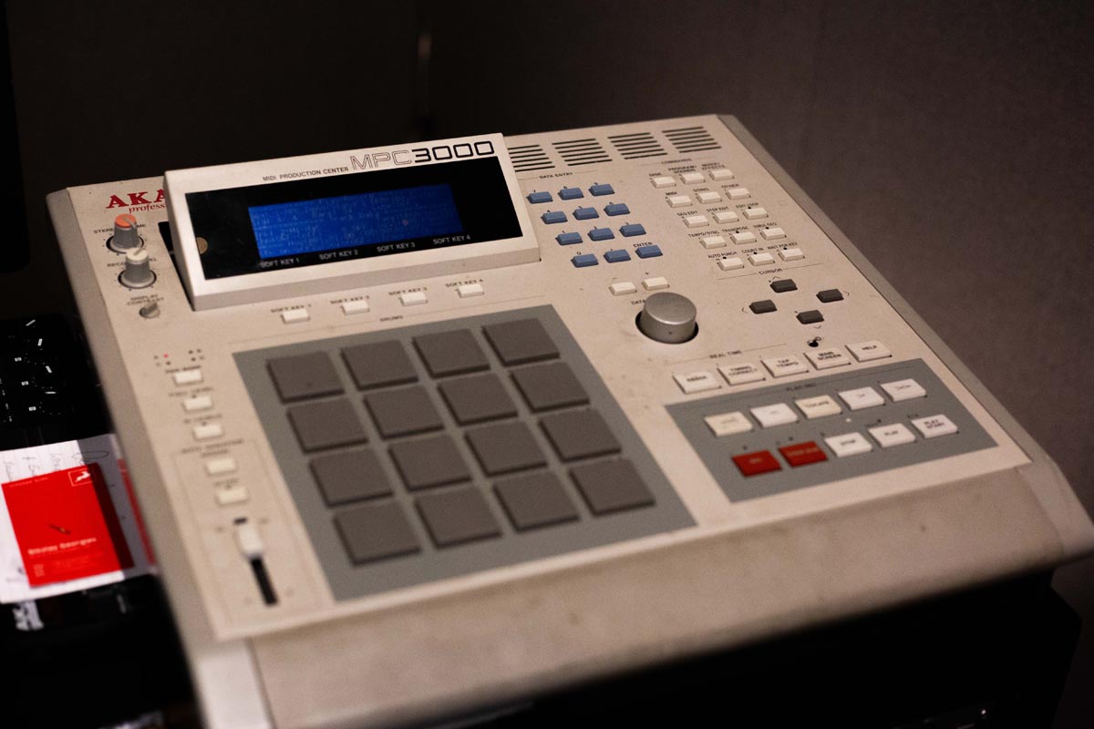 An Akai MPC 3000 sampler