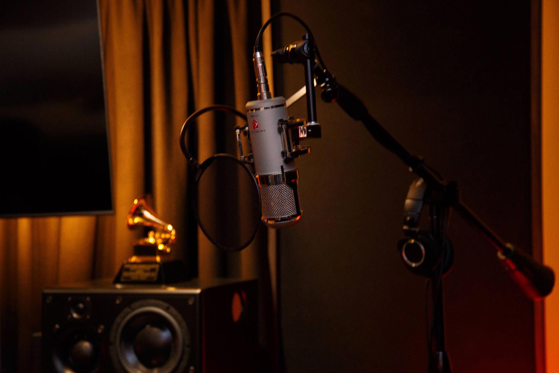 Lauten Audio Eden microphone in Migui Maloles recording studio