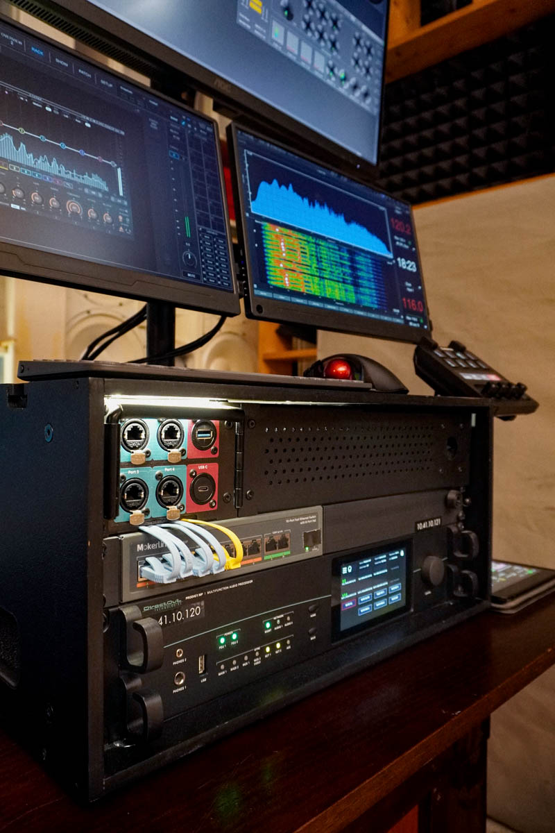 Close-up of one of the two PRODIGY.MP rigs. The screens show globcon, Waves SuperRack and Rational Acoustics Smaart®. Credit P. Guedes