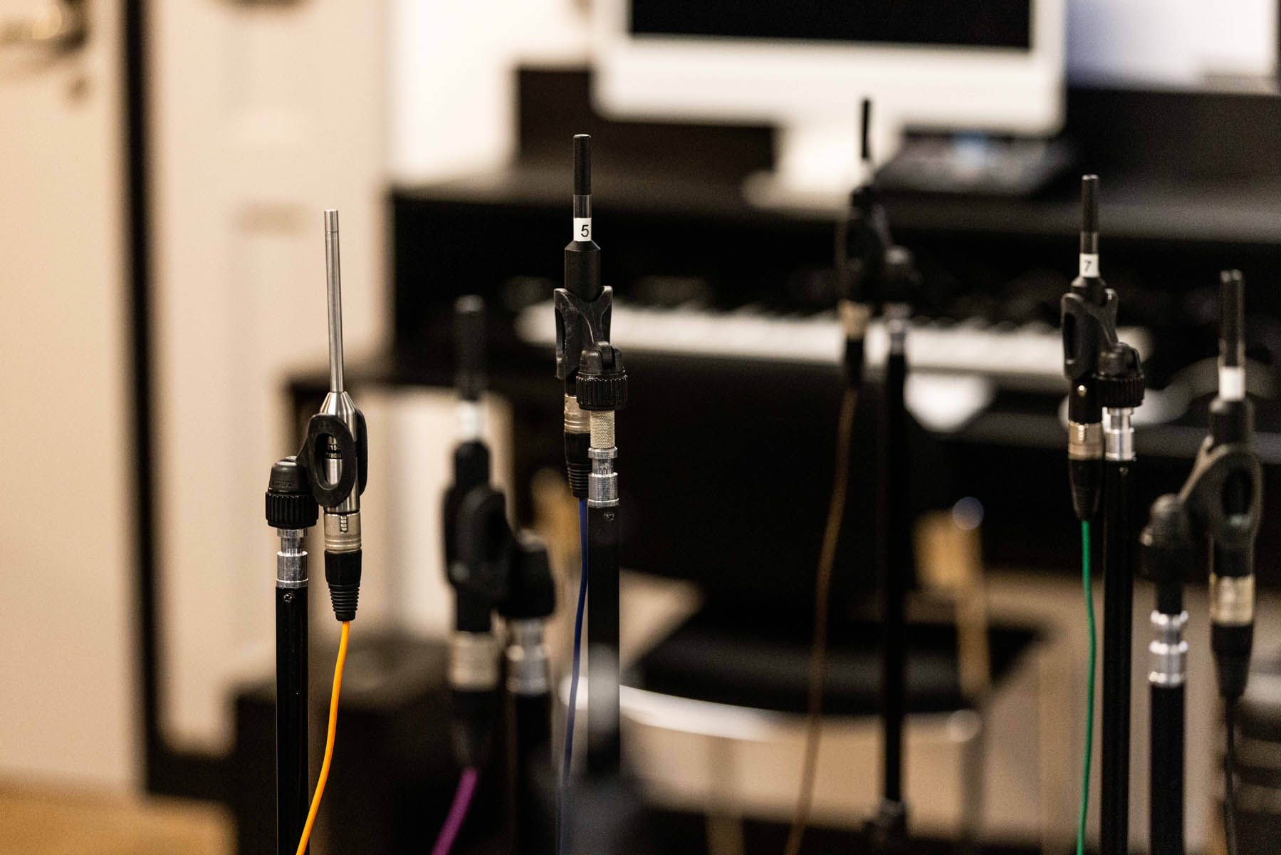 Measurements microphones for speaker calibration