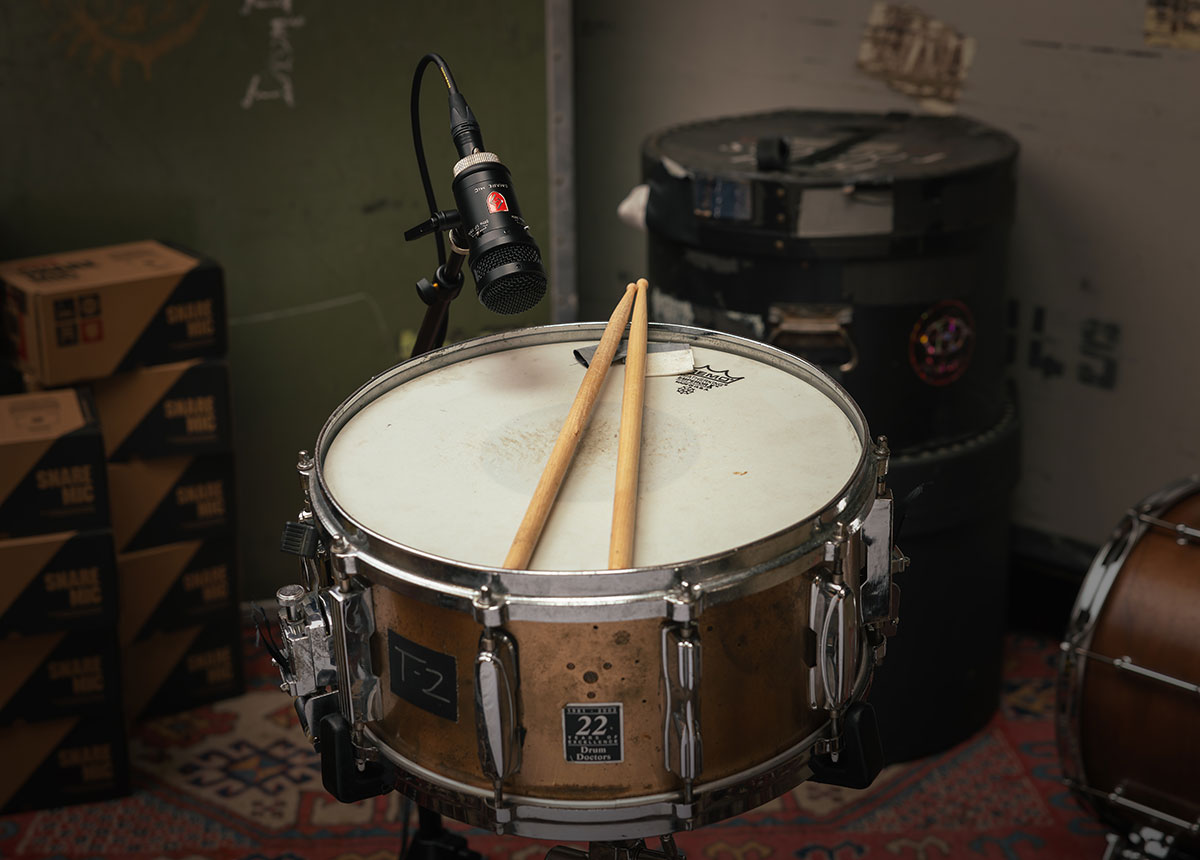 Lauten Audio Snare Mic on a snare drum